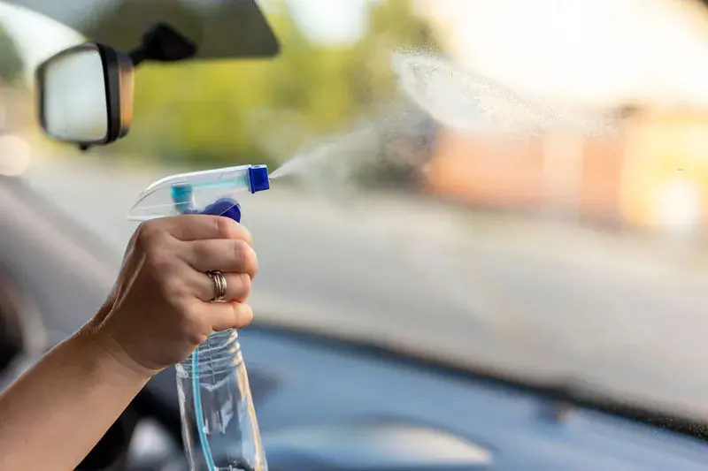 Limpiar las ventanillas del coche con alcohol isopropílico